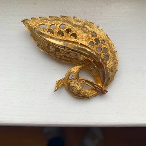 BROOCH-antique-gold color-vintage-1935- accessory